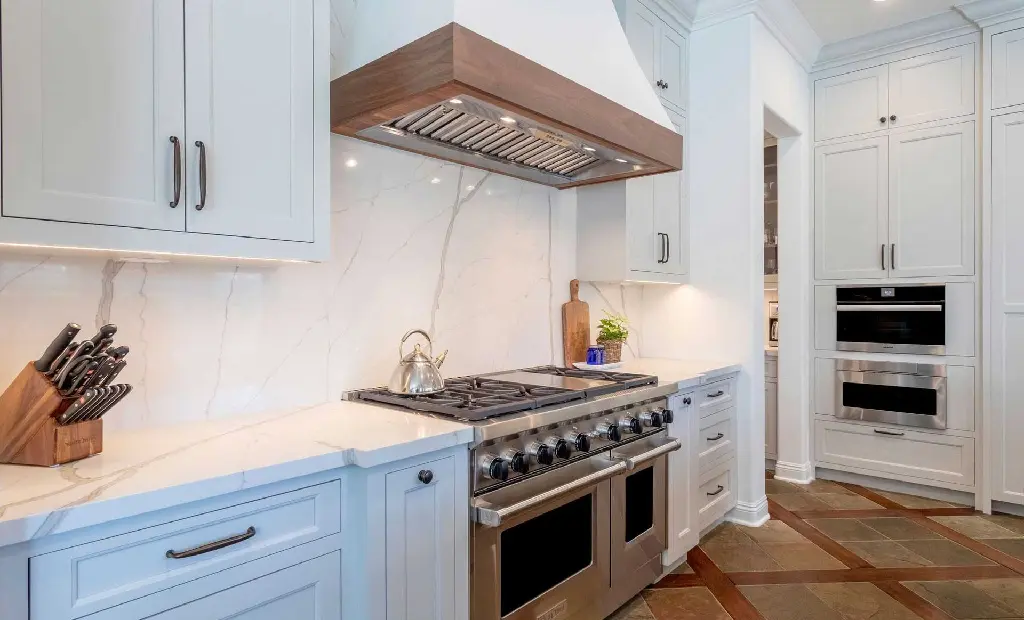 Transitional_Quartz_white-shaker_inset_undermount.webp
