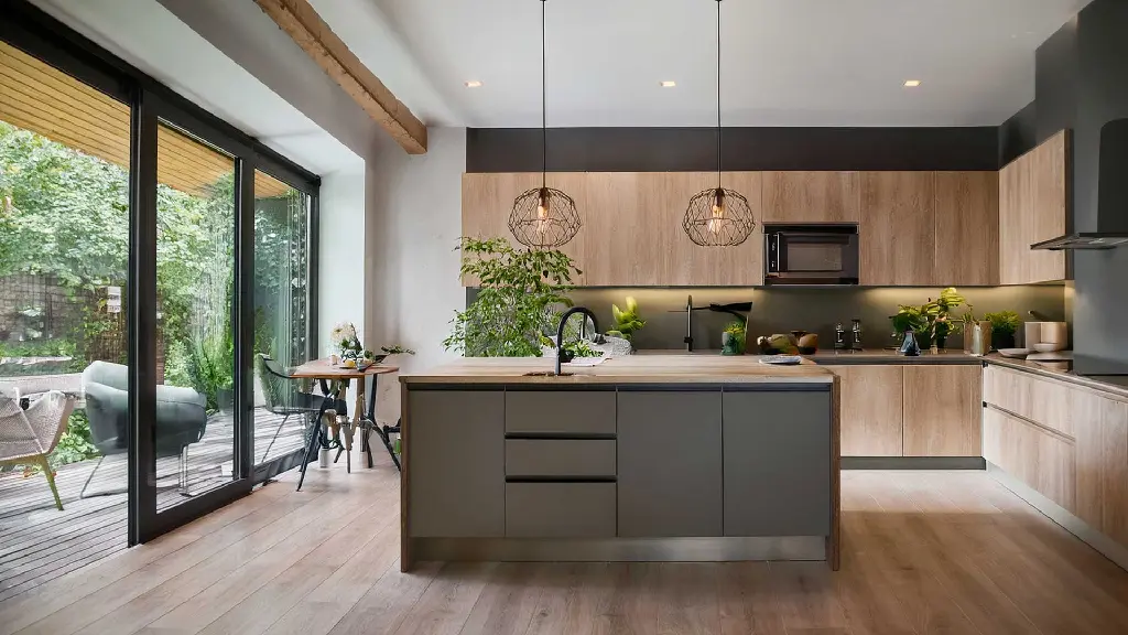 Modern_tetured-faces_textured-doors_greybacksplash.webp