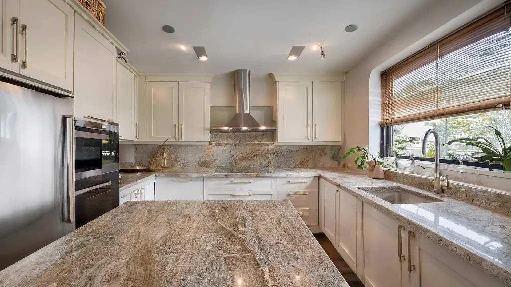Shaker_granite-countertop+backsplash.webp