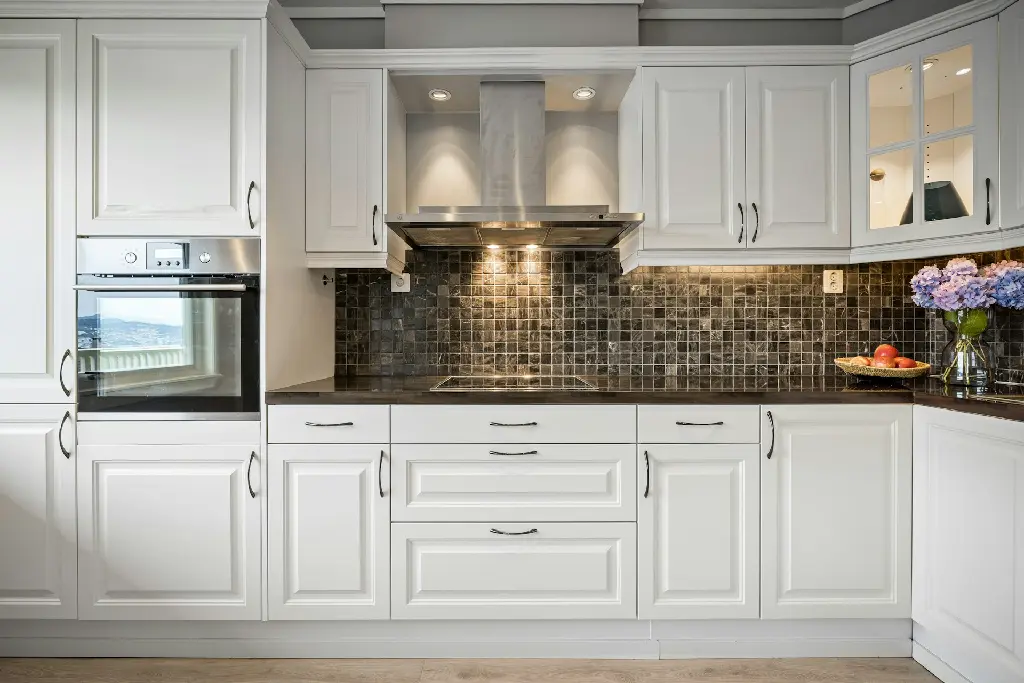 unsplash_jYbg8TQp5fU_thermofoil cabinet.webp