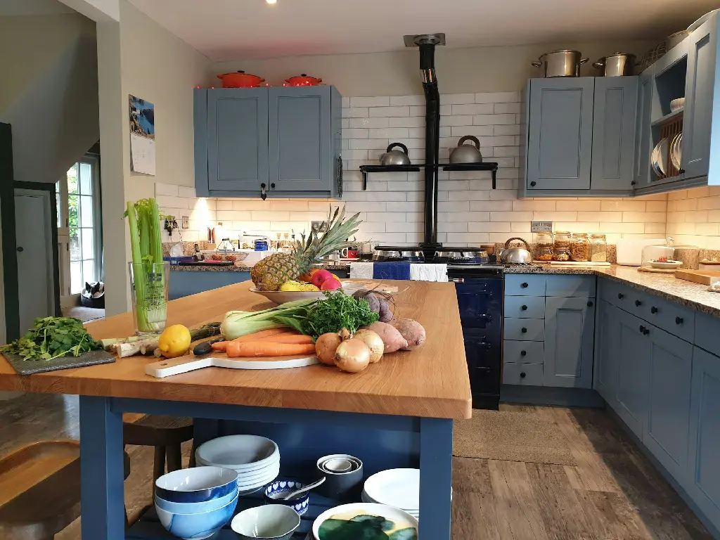 unsplash_C2hQHuQ9Evw_shaker style kitchen.jpg.webp